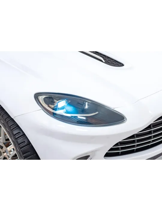 Aston Martin DBX - Iluminação infantil e condução de segurança